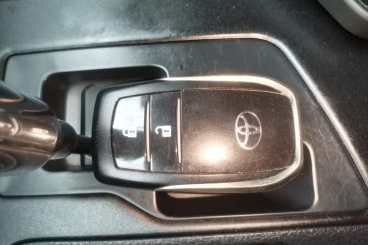Used Toyota RAV4 2016 2.0L CVT Two-Wheel Drive Fashion Edition China V Standard Vehicle Key