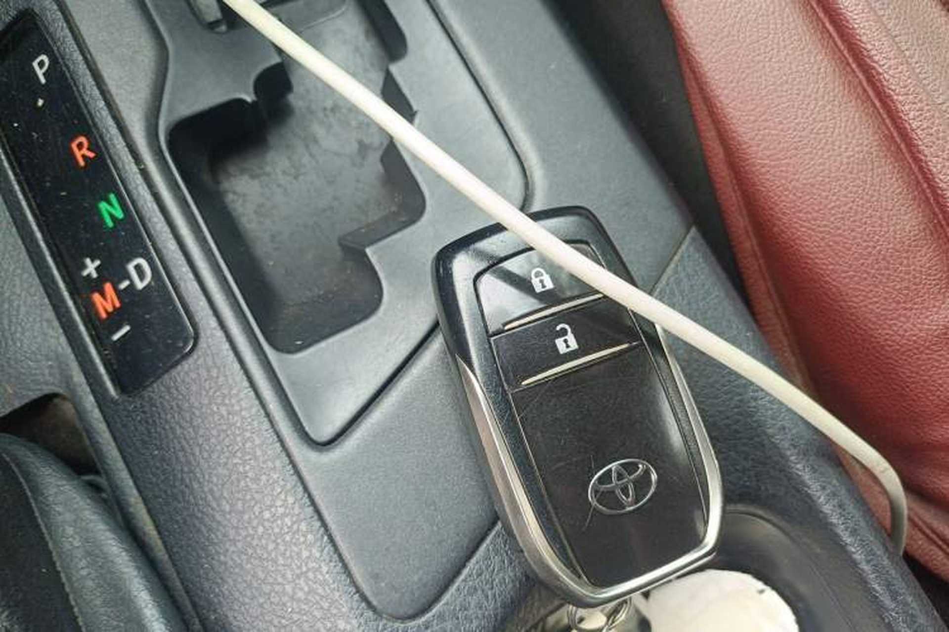 Used Toyota RAV4 2016 2.0L CVT Two-Wheel Drive Fashion Edition China V Standard Vehicle Key