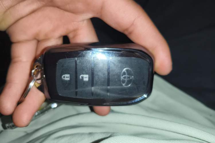 Used Toyota RAV4 2016 2.0L CVT Two-Wheel Drive Fashion Edition China V Standard Vehicle Key