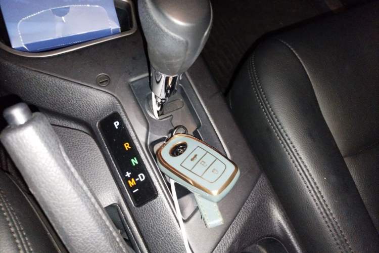 Used Toyota RAV4 2016 2.0L CVT Two-Wheel Drive Fashion Edition China V Standard Vehicle Key