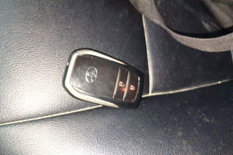 Used Toyota RAV4 2016 2.0L CVT Two-Wheel Drive Fashion Edition China V Standard Vehicle Key