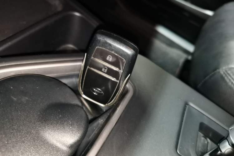 Used Toyota RAV4 2016 2.0L CVT Two-Wheel Drive Fashion Edition China V Standard Vehicle Key