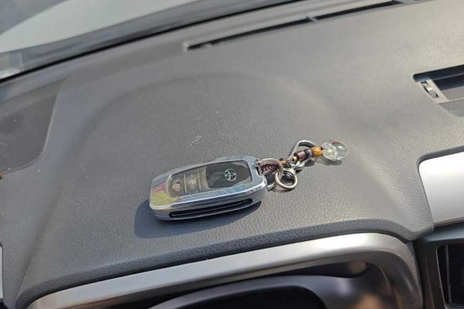 Used Toyota RAV4 2016 2.0L CVT Two-Wheel Drive Fashion Edition China V Standard Vehicle Key