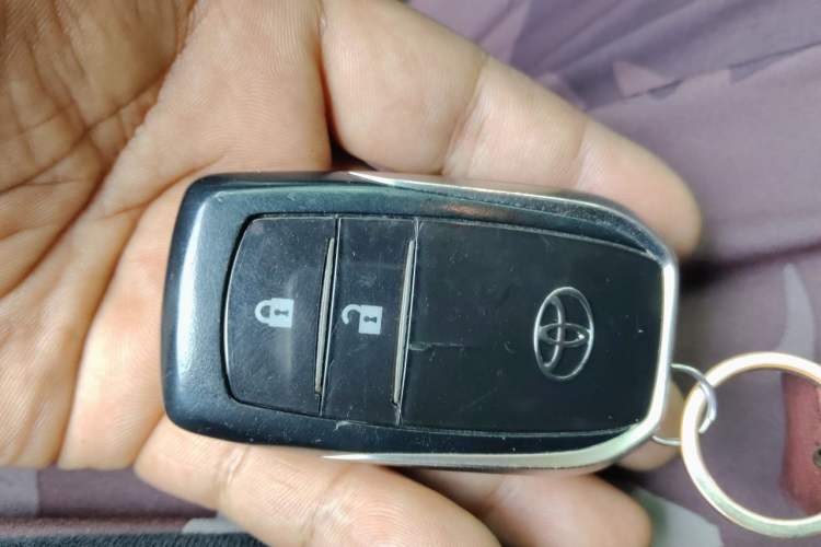 Used Toyota RAV4 2016 2.0L CVT Two-Wheel Drive Fashion Edition China V Standard Vehicle Key