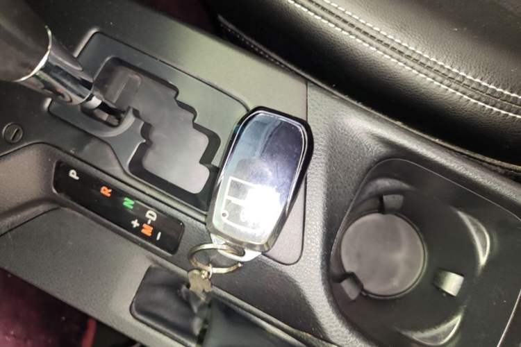 Used Toyota RAV4 2016 2.0L CVT Two-Wheel Drive Fashion Edition China V Standard Vehicle Key