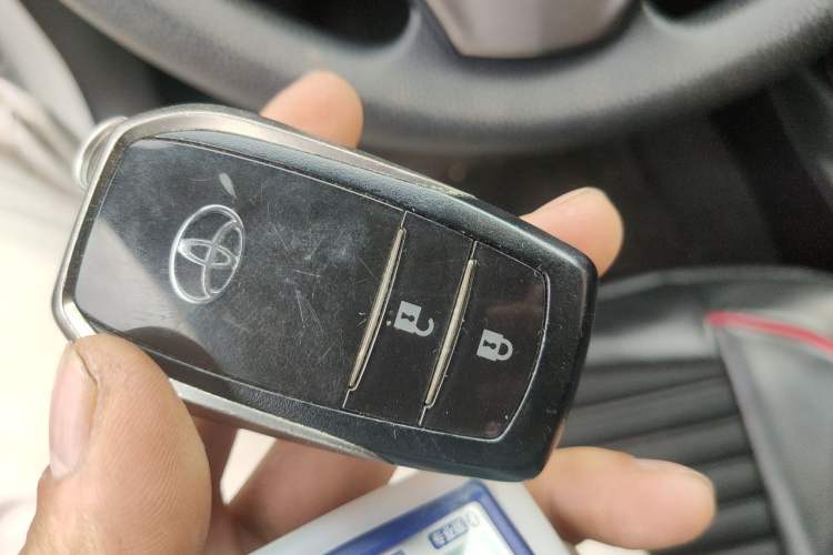 Used Toyota RAV4 2016 2.0L CVT Two-Wheel Drive Fashion Edition China V Standard Vehicle Key