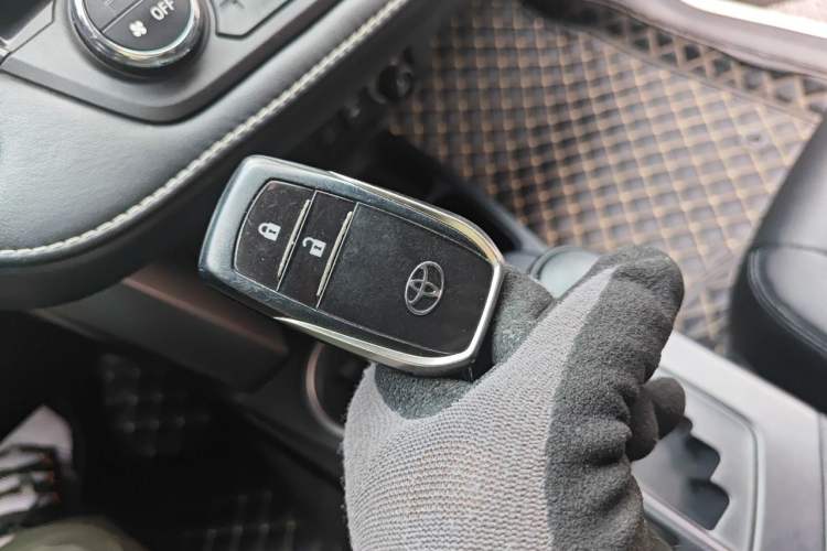 Used Toyota RAV4 2016 2.0L CVT Two-Wheel Drive Fashion Edition China V Standard Vehicle Key