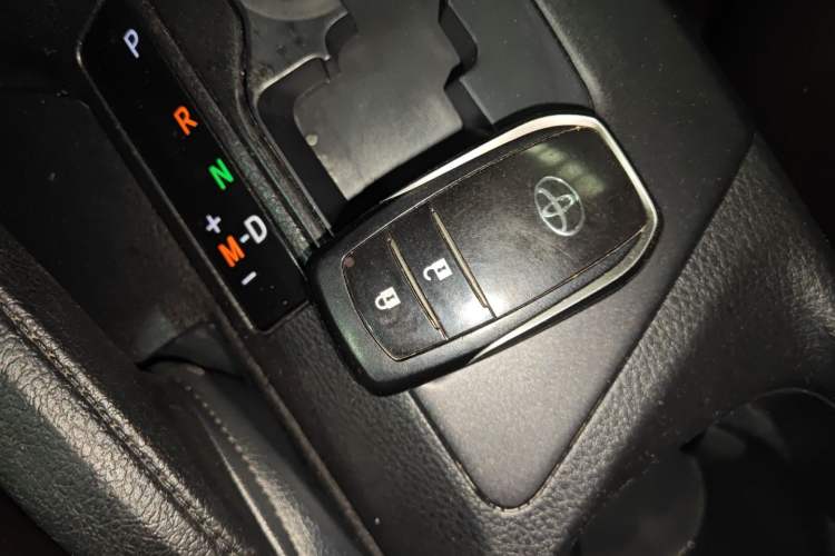Used Toyota RAV4 2016 2.0L CVT Two-Wheel Drive Fashion Edition China V Standard Vehicle Key