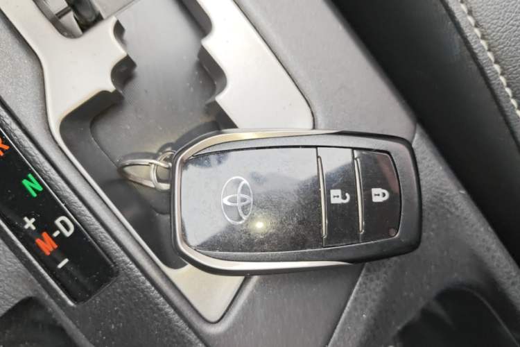 Used Toyota RAV4 2016 2.0L CVT Two-Wheel Drive Smart Edition China V Standard Vehicle Key