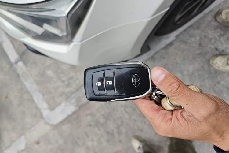 Used Toyota RAV4 2016 2.0L CVT Two-Wheel Drive Fashion Edition China V Standard Vehicle Key