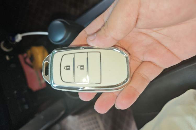 Used Toyota RAV4 2016 2.0L CVT Two-Wheel Drive Fashion Edition China V Standard Vehicle Key