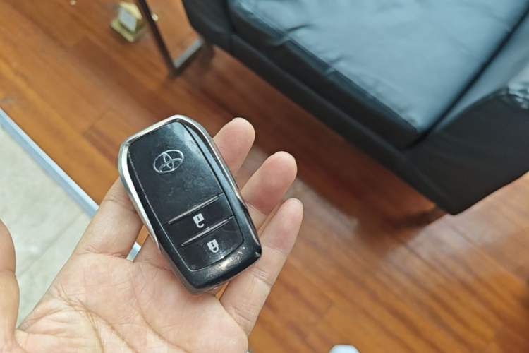 Used Toyota RAV4 2016 2.0L CVT Two-Wheel Drive Fashion Edition China V Standard Vehicle Key