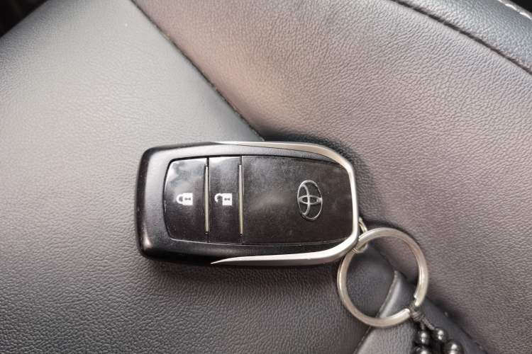 Used Toyota RAV4 2016 2.0L CVT Two-Wheel Drive Smart Edition China V Standard Vehicle Key