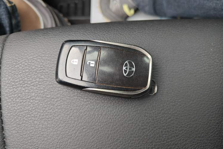 Used Toyota RAV4 2016 2.0L CVT Two-Wheel Drive Fashion Edition China V Standard Vehicle Key