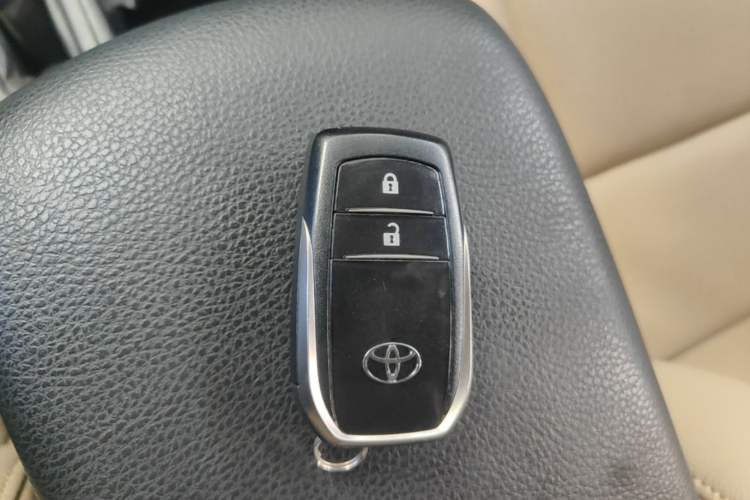 Used Toyota RAV4 2016 2.0L CVT Two-Wheel Drive Fashion Edition China V Standard Vehicle Key