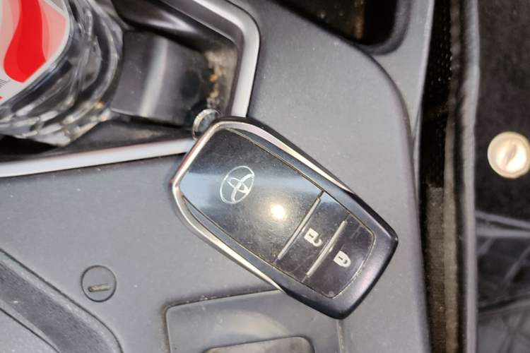 Used Toyota RAV4 2016 2.0L CVT Two-Wheel Drive Fashion Edition China V Standard Vehicle Key