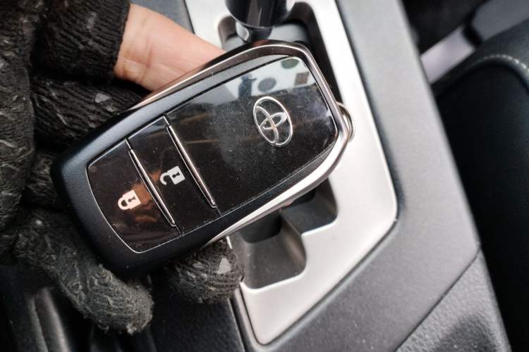 Used Toyota RAV4 2016 2.0L CVT Two-Wheel Drive Smart Edition China V Standard Vehicle Key