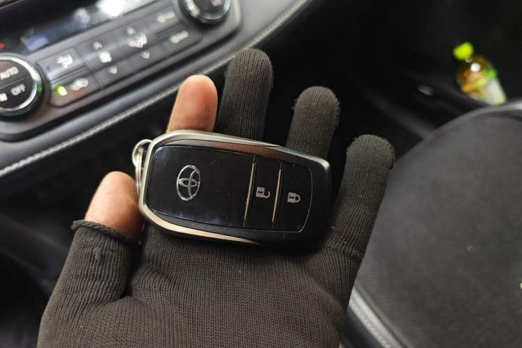 Used Toyota RAV4 2016 2.0L CVT Two-Wheel Drive Smart Edition China V Standard Vehicle Key