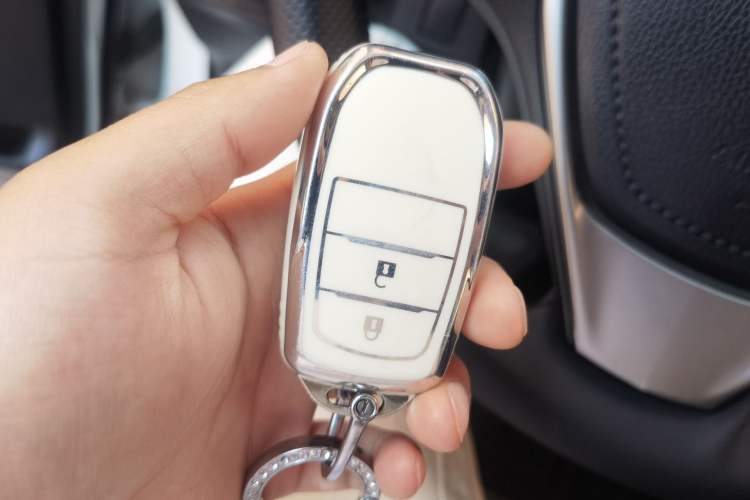 Used Toyota RAV4 2016 2.0L CVT Two-Wheel Drive Fashion Edition China V Standard Vehicle Key