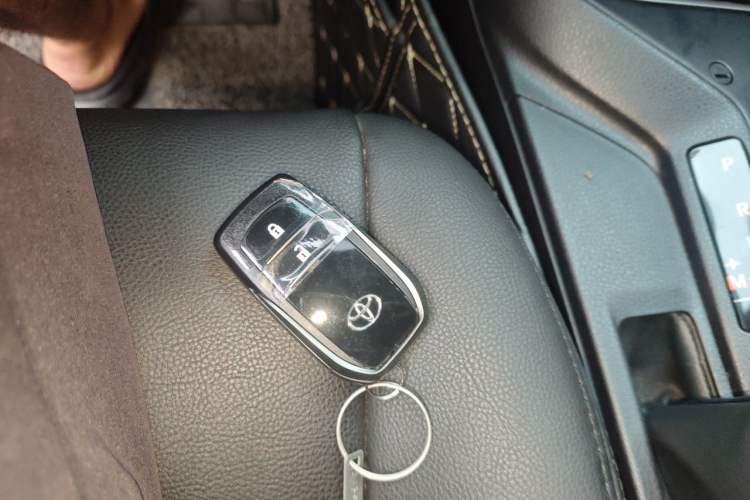 Used Toyota RAV4 2016 2.0L CVT Two-Wheel Drive Fashion Edition China V Standard Vehicle Key