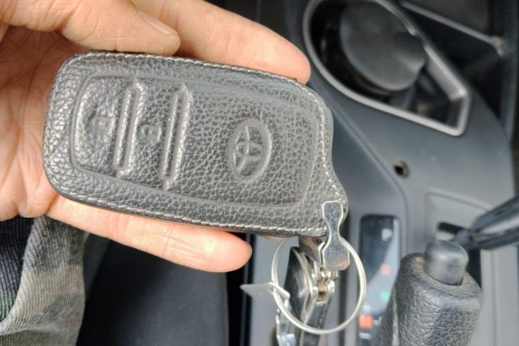 Used Toyota RAV4 2016 2.0L CVT Two-Wheel Drive Fashion Edition China V Standard Vehicle Key