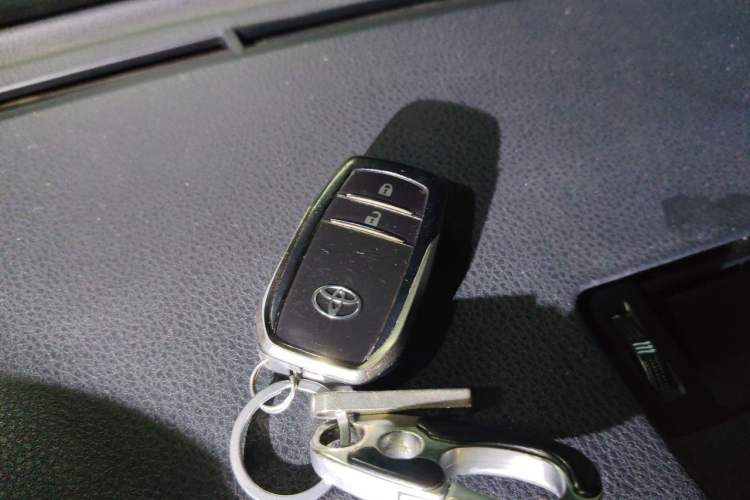 Used Toyota RAV4 2016 2.0L CVT Two-Wheel Drive Fashion Edition China V Standard Vehicle Key