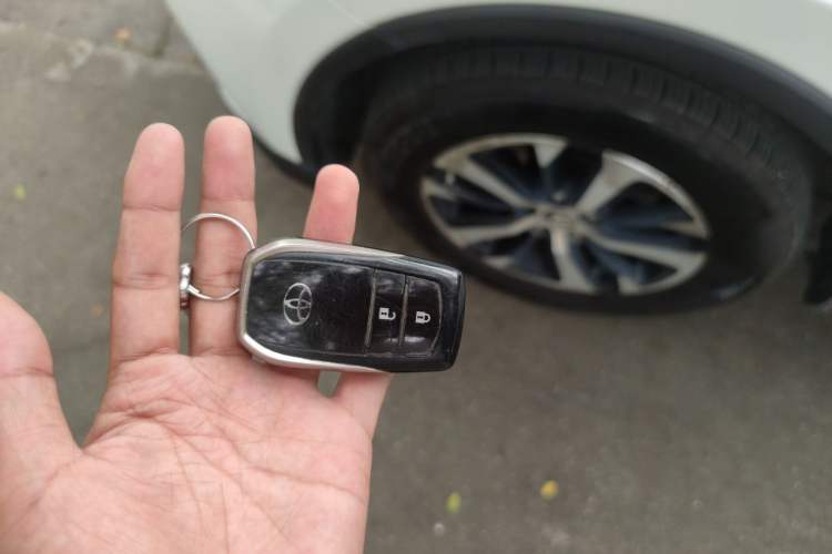 Used Toyota RAV4 2016 2.0L CVT Two-Wheel Drive Fashion Edition China V Standard Vehicle Key
