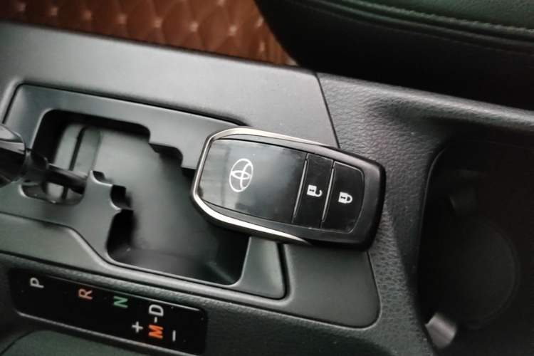 Used Toyota RAV4 2016 2.0L CVT Two-Wheel Drive Fashion Edition China V Standard Vehicle Key