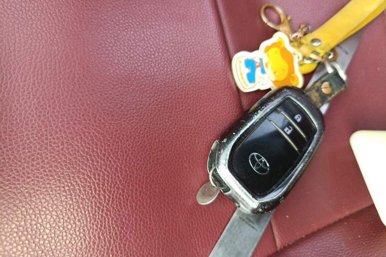 Used Toyota RAV4 2016 2.0L CVT Two-Wheel Drive Fashion Edition China V Standard Vehicle Key