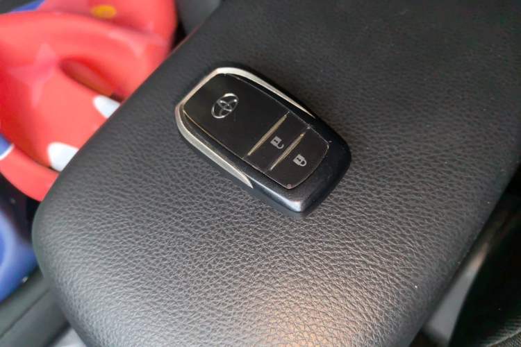 Used Toyota RAV4 2016 2.0L CVT Two-Wheel Drive Comfort Edition China V Standard Vehicle Key