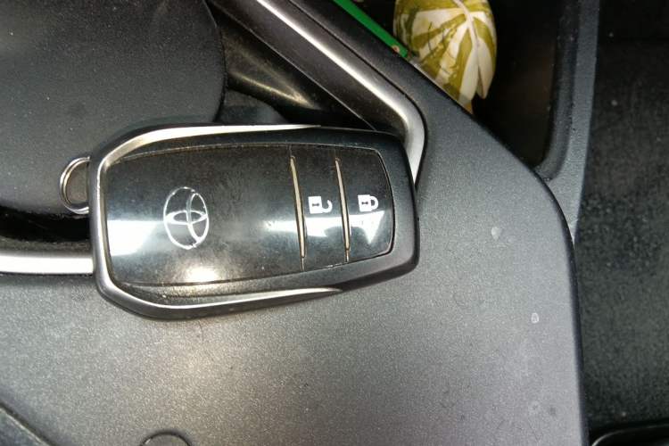 Used Toyota RAV4 2016 2.0L CVT Two-Wheel Drive Comfort Edition China V Standard Vehicle Key