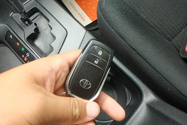 Used Toyota RAV4 2016 2.0L CVT Two-Wheel Drive Fashion Edition China V Standard Vehicle Key