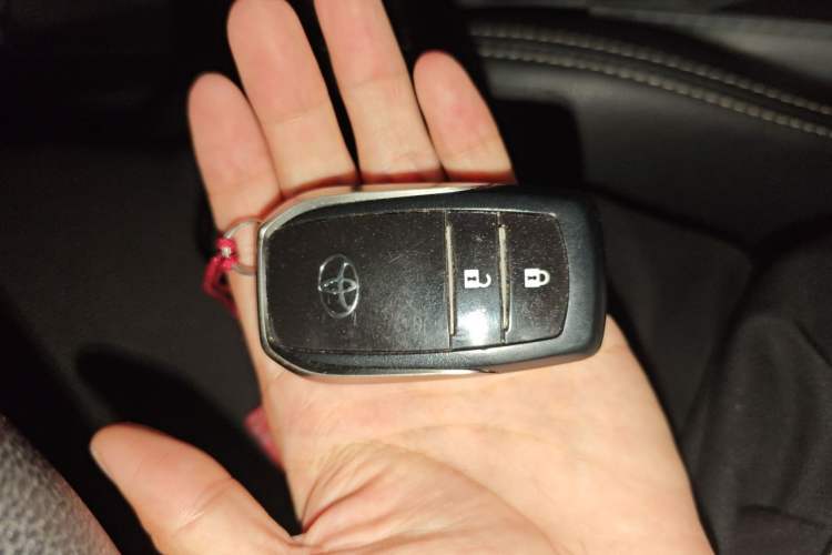 Used Toyota RAV4 2016 2.0L CVT Two-Wheel Drive Fashion Edition China V Standard Vehicle Key