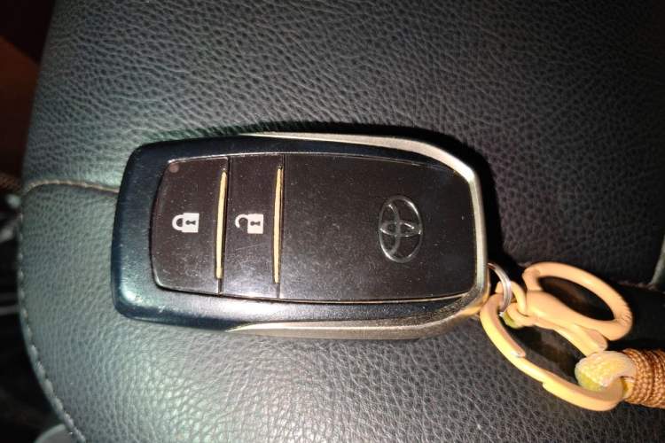 Used Toyota RAV4 2016 2.0L CVT Two-Wheel Drive Fashion Edition China V Standard Vehicle Key
