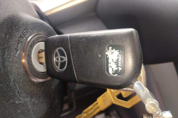 Used Toyota RAV4 2016 2.0L CVT Two-Wheel Drive Fashion Edition China V Standard Vehicle Key