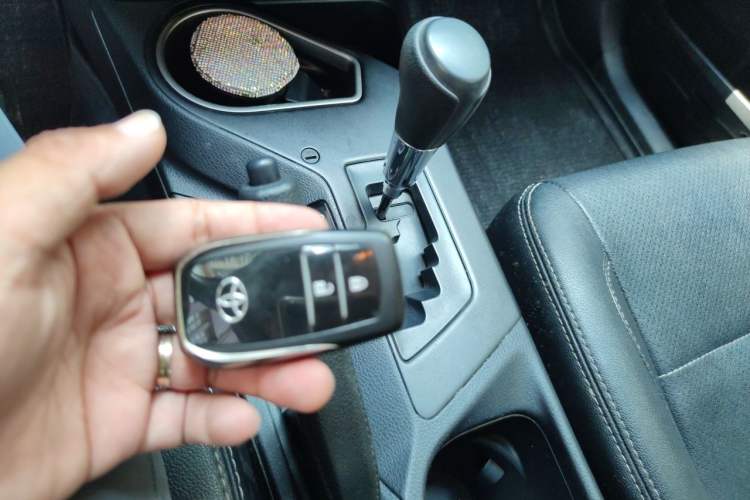 Used Toyota RAV4 2016 2.0L CVT Two-Wheel Drive Fashion Edition China V Standard Vehicle Key