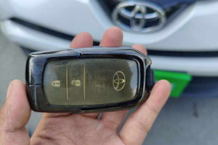 Used Toyota RAV4 2016 2.0L CVT Two-Wheel Drive Fashion Edition China V Standard Vehicle Key