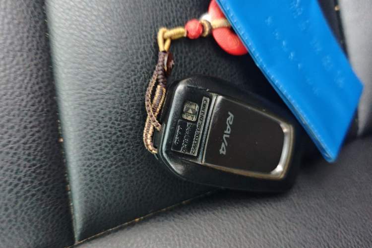Used Toyota RAV4 2016 2.0L CVT Two-Wheel Drive Fashion Edition China V Standard Vehicle Key