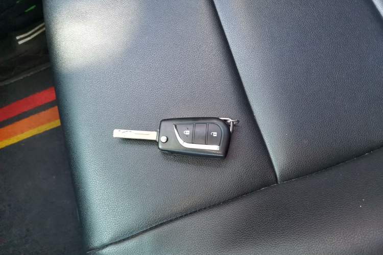 Used Toyota RAV4 2016 2.0L CVT Two-Wheel Drive Urban Edition China V Standard Vehicle Key
