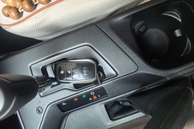 Used Toyota RAV4 2016 2.0L CVT Two-Wheel Drive Fashion Edition China V Standard Vehicle Key