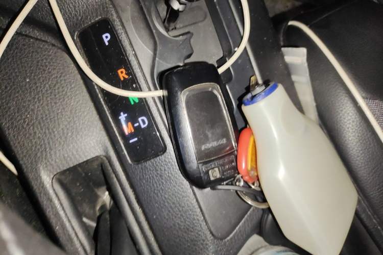 Used Toyota RAV4 2016 2.0L CVT Two-Wheel Drive Fashion Edition China V Standard Vehicle Key