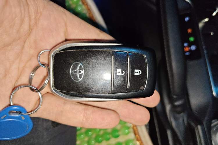 Used Toyota RAV4 2016 2.0L CVT Two-Wheel Drive Fashion Edition China V Standard Vehicle Key