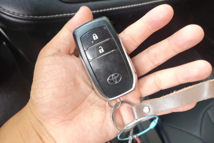Used Toyota RAV4 2016 2.0L CVT Two-Wheel Drive Fashion Edition China V Standard Vehicle Key