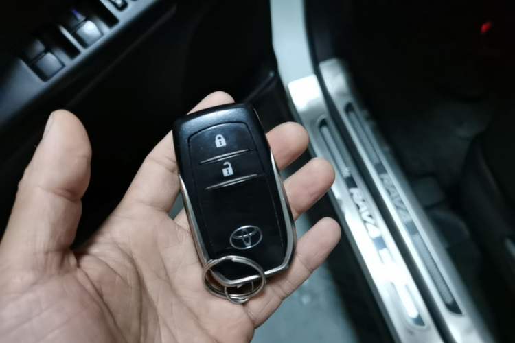 Used Toyota RAV4 2016 2.0L CVT Two-Wheel Drive Fashion Edition China V Standard Vehicle Key