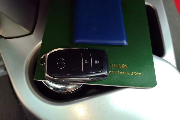Used Toyota RAV4 2016 2.0L CVT Two-Wheel Drive Fashion Edition China V Standard Vehicle Key