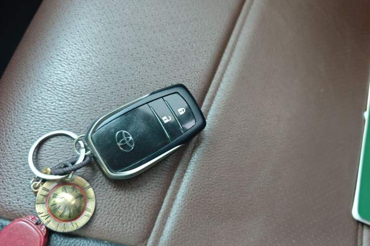 Used Toyota RAV4 2016 2.0L CVT Two-Wheel Drive Fashion Edition China V Standard Vehicle Key