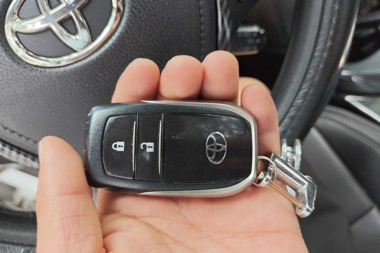Used Toyota RAV4 2016 2.0L CVT Two-Wheel Drive Fashion Edition China V Standard Vehicle Key
