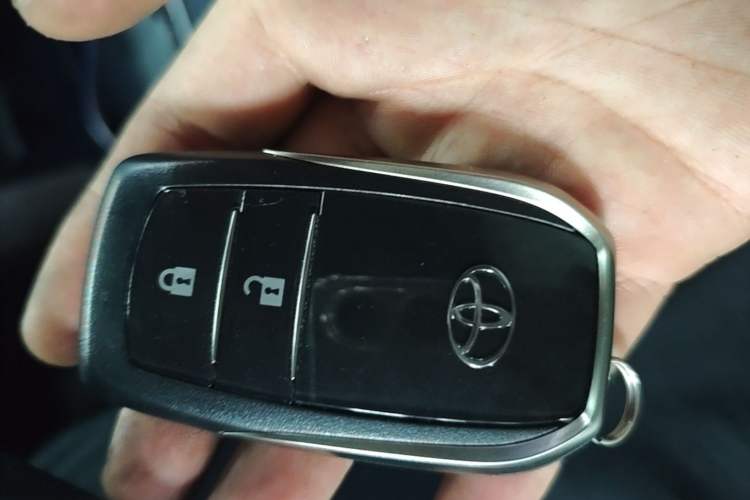 Used Toyota RAV4 2016 2.0L CVT Two-Wheel Drive Smart Edition China V Standard Vehicle Key