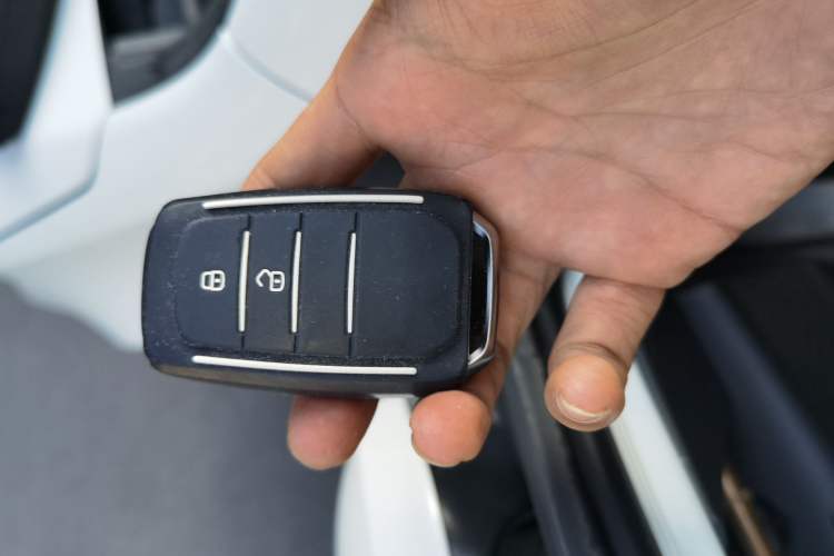 Used Toyota RAV4 2016 2.0L CVT Two-Wheel Drive Fashion Edition China V Standard Vehicle Key