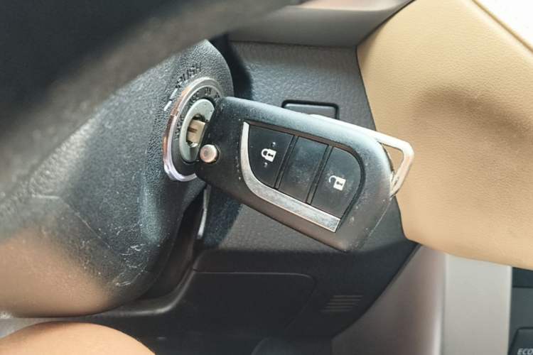 Used Toyota RAV4 2016 2.0L CVT Two-Wheel Drive Urban Edition China V Standard Vehicle Key